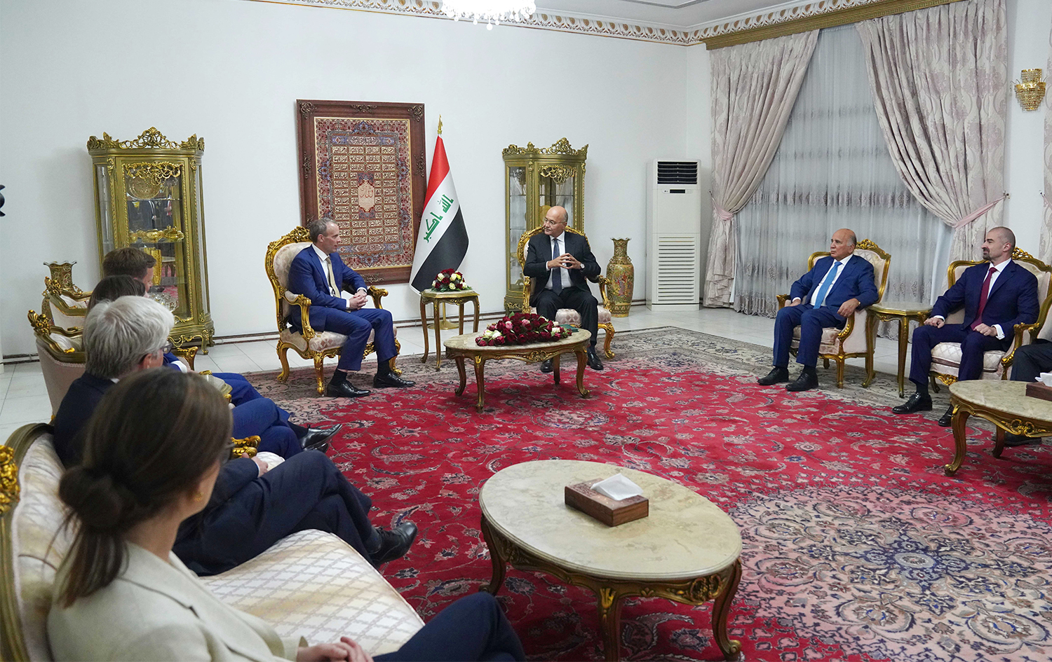 Irak'ı ziyaret eden Dışişleri Bakanı Dominic Raab (ortada), başkent Bağdat'ta Irak Cumhurbaşkanı Berhem Salih (solda) ile bir araya geldi. Görüşmeye, İngiltere'nin Bağdat Büyükelçisi Stephen Hickey (sağda) de katıldı.